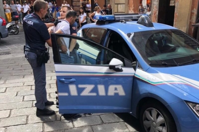 No es la cerveza lo que destruye a la gente: irlandeses semidesnudos organizaron una fiesta para beber en una fuente histórica en Italia No es la cerveza lo que destruye a la gente: irlandeses semidesnudos organizaron una fiesta para beber en una fuente histórica en Italia