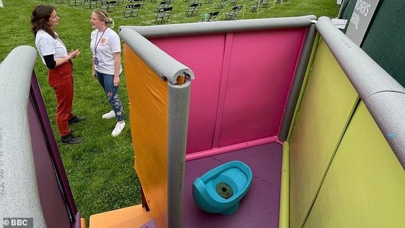 No queues in the women's bathroom! In Britain, they invented a female urinal No queues in the women's bathroom! In Britain, they invented a female urinal