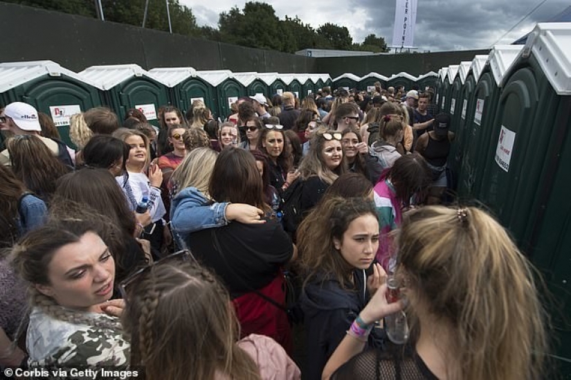 No queues in the women's bathroom! In Britain, they invented a female urinal No queues in the women's bathroom! In Britain, they invented a female urinal