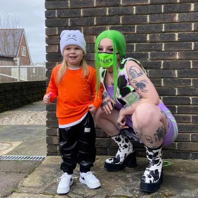 Not a prostitute, but the style is like this: trolls insult a young mother because of revealing outfits