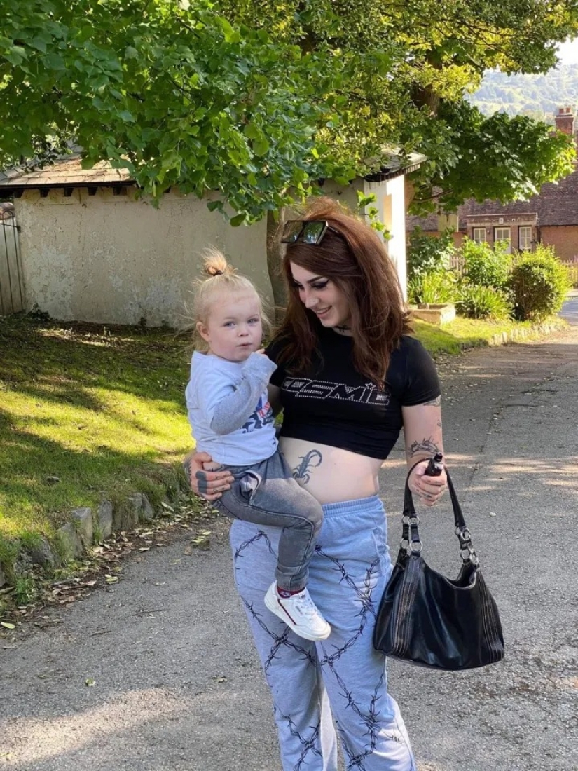 Not a prostitute, but the style is like this: trolls insult a young mother because of revealing outfits