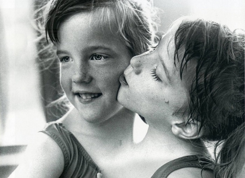 One body for two: how do Siamese twins Abigail and Brittany Hensel live?