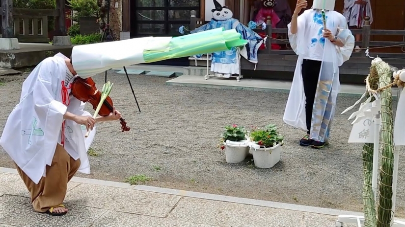 Onion head: an unusual ritual in a Japanese temple surprises and puzzles