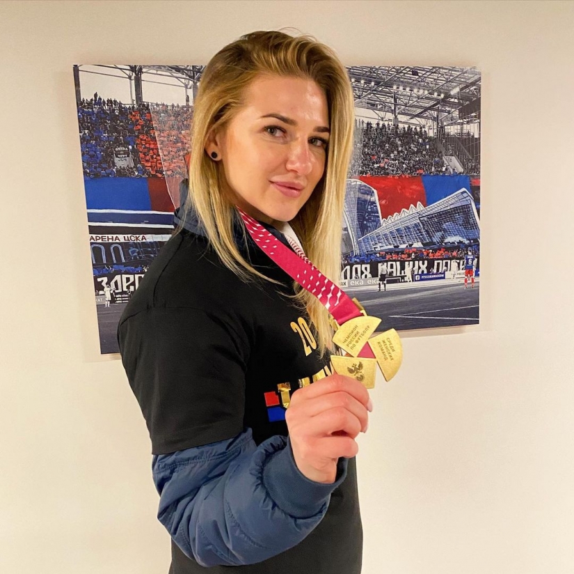 Otfutbol me completamente: 5 jugadores de fútbol rusos calientes en uniforme y sin