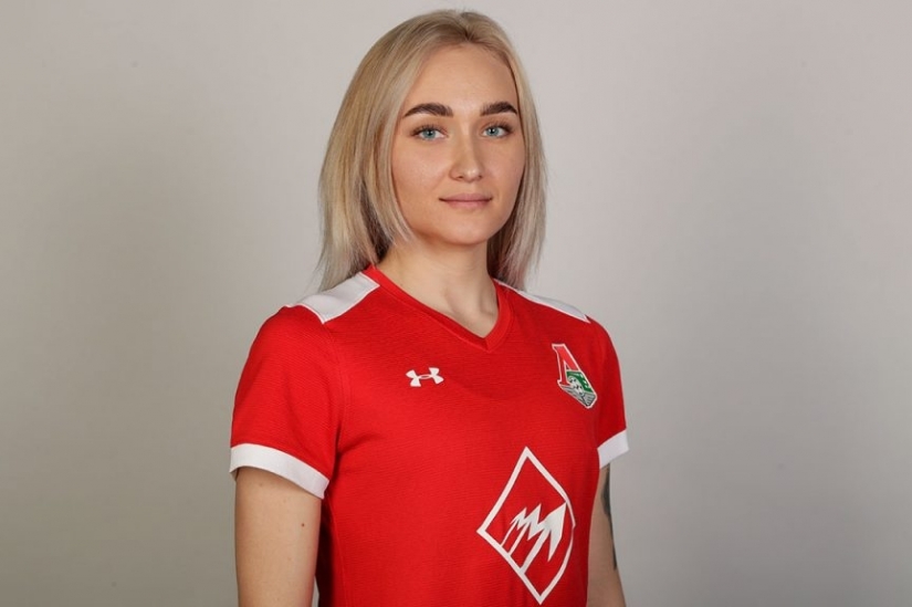 Otfutbol me completamente: 5 jugadores de fútbol rusos calientes en uniforme y sin