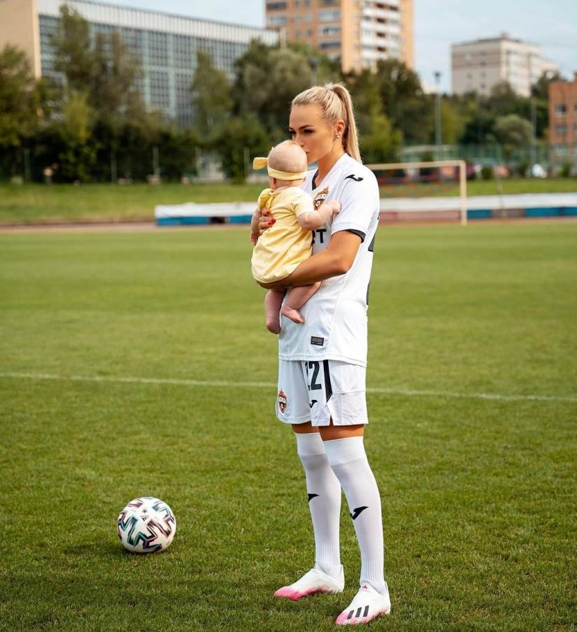 Otfutbol me completely: 5 hot Russian football players in uniform and without