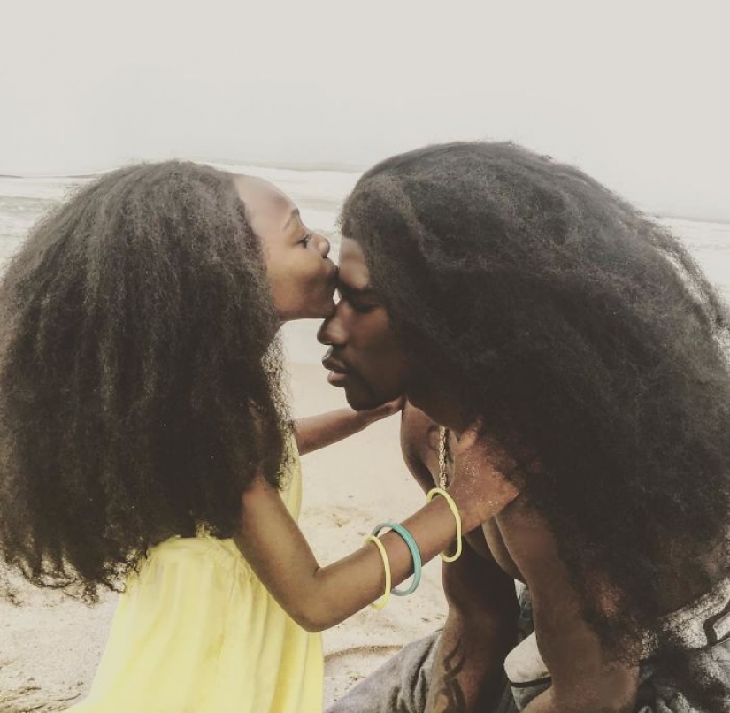 Padre, hija y sus increíbles peinados.