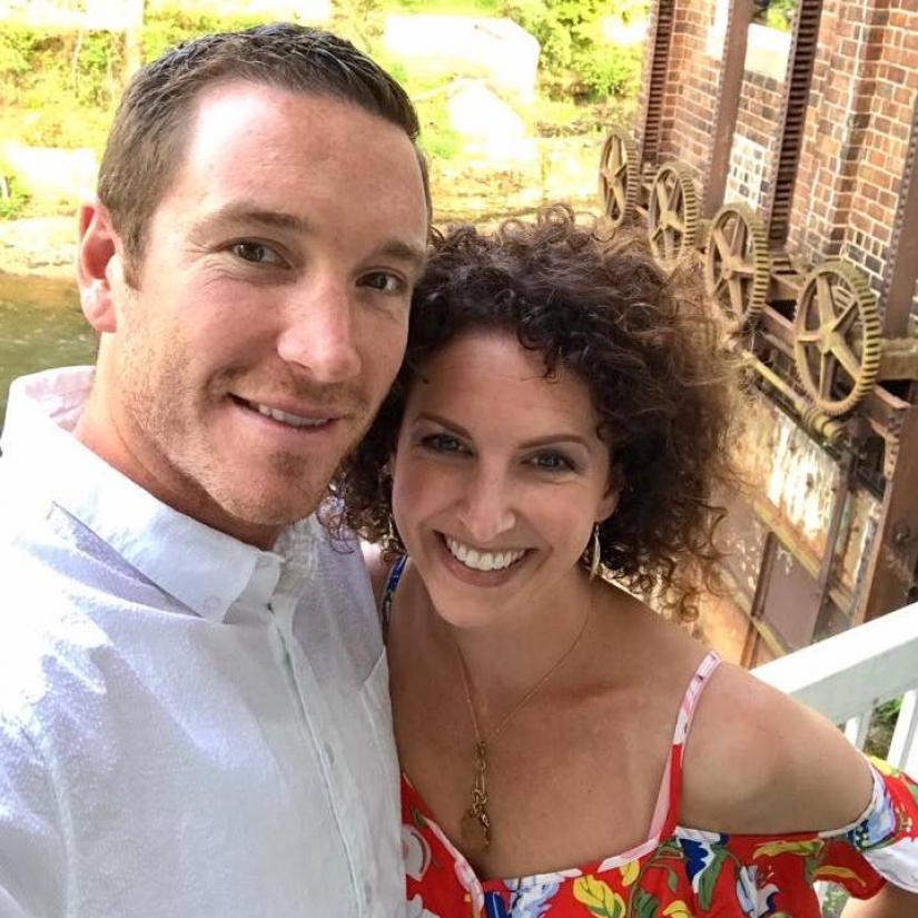 Para el 10 aniversario de su matrimonio, la pareja protagonizó una estúpida sesión de fotos al estilo de los años 80