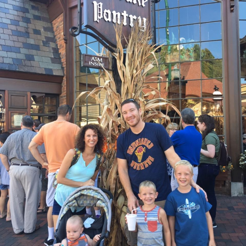 Para el 10 aniversario de su matrimonio, la pareja protagonizó una estúpida sesión de fotos al estilo de los años 80