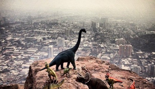 Parece que los dinosaurios todavía deambulan por la tierra.