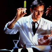 Películas de terror de ciencia ficción subestimadas en las que los científicos van demasiado lejos