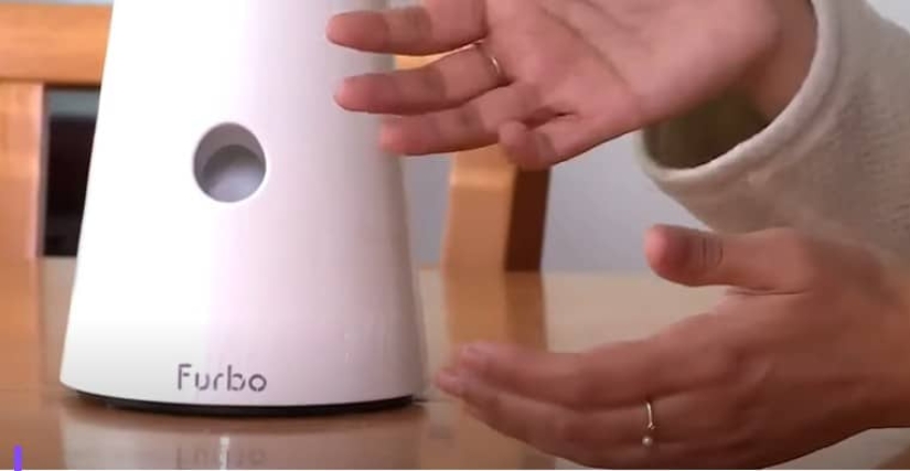 Pervertido hackeado un perro inteligente alimentador y espiado en una mujer a través de su cámara Pervertido hackeado un perro inteligente alimentador y espiado en una mujer a través de su cámara