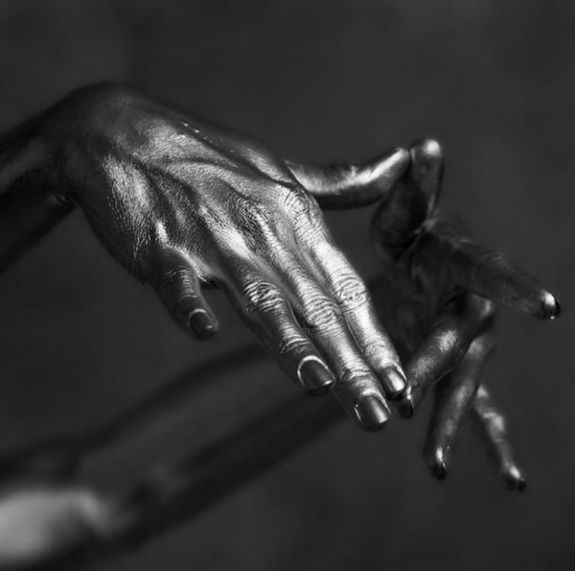 Photographer turns women into living sculptures Photographer turns women into living sculptures