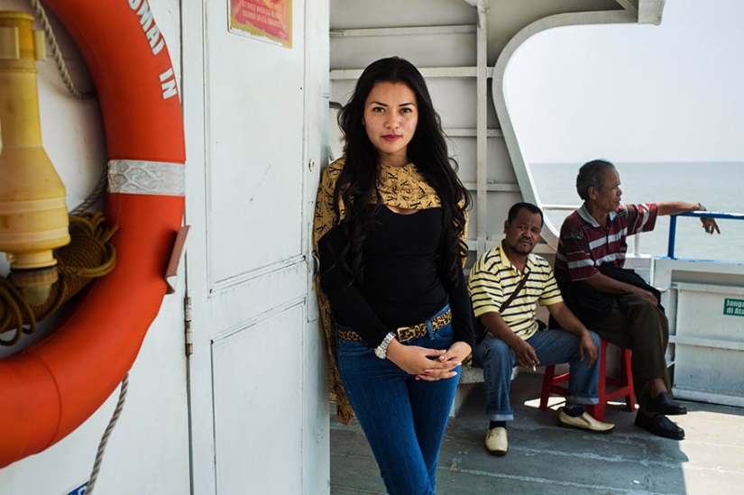 Photos of beautiful women from all over the world