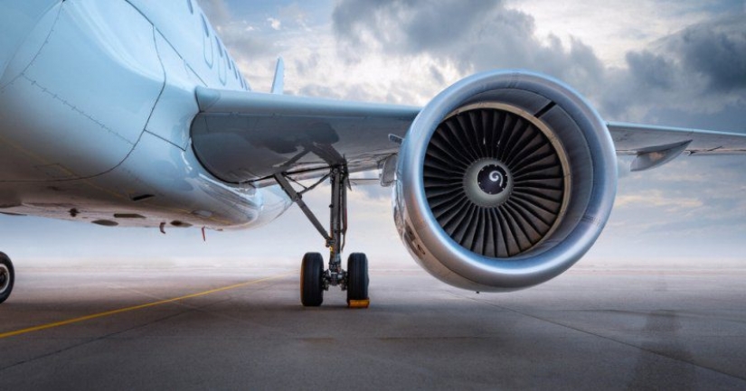 ¿Por qué es la moneda lanzada en el motor del avión, no va a traer buena suerte ¿Por qué es la moneda lanzada en el motor del avión, no va a traer buena suerte