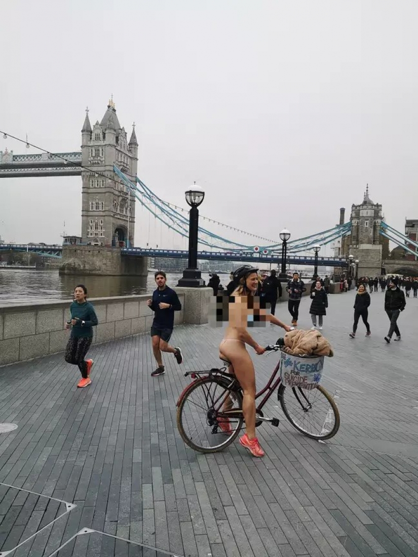 ¿Por qué esta mujer británica monta su bicicleta desnuda en Londres ¿Por qué esta mujer británica monta su bicicleta desnuda en Londres