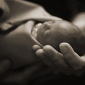 ¿Por qué la gente muestra al mundo fotos de sus hijos muertos y por qué no deben ser condenados