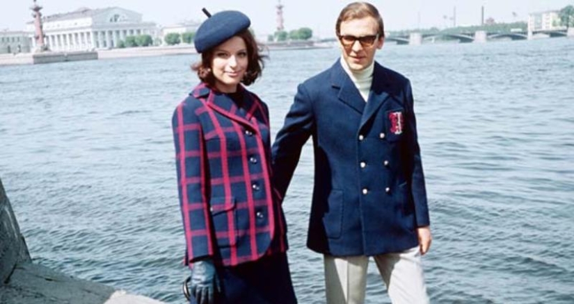 Por qué la ropa de hombre y mujer se sujeta en lados diferentes