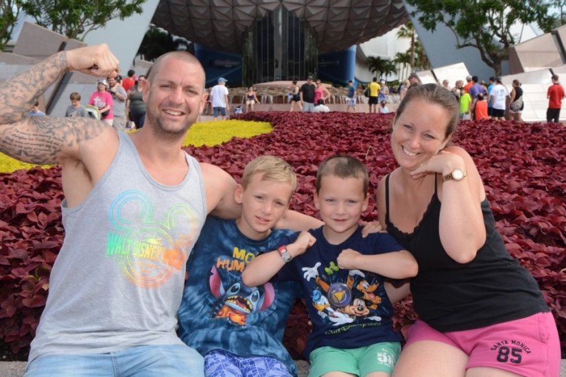 ¿Por qué una madre" perezosa " permite que los niños jueguen en la computadora todo el día y coman golosinas?