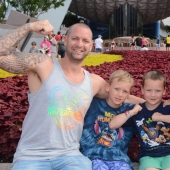 ¿Por qué una madre" perezosa " permite que los niños jueguen en la computadora todo el día y coman golosinas?