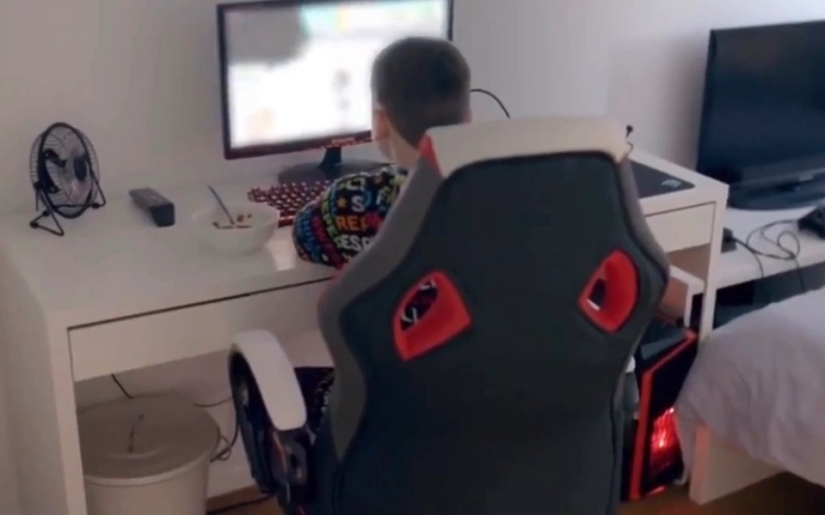 ¿Por qué una madre" perezosa " permite que los niños jueguen en la computadora todo el día y coman golosinas?