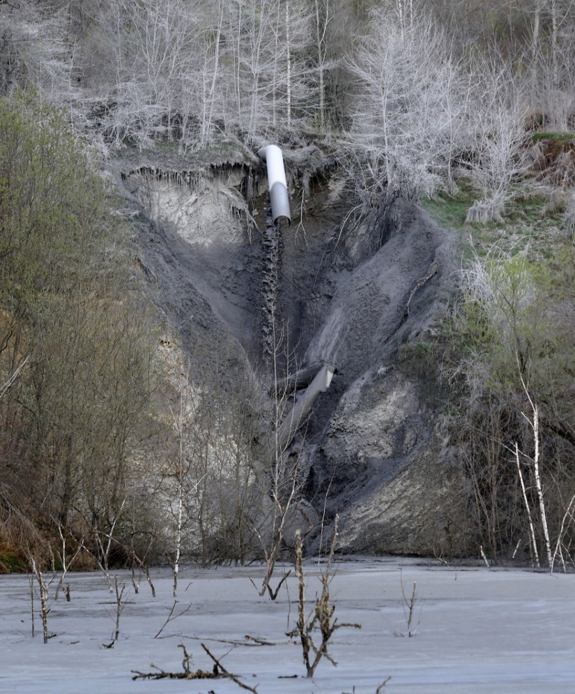 Pueblo rumano de Jamana se ahoga en el lago de residuos industriales