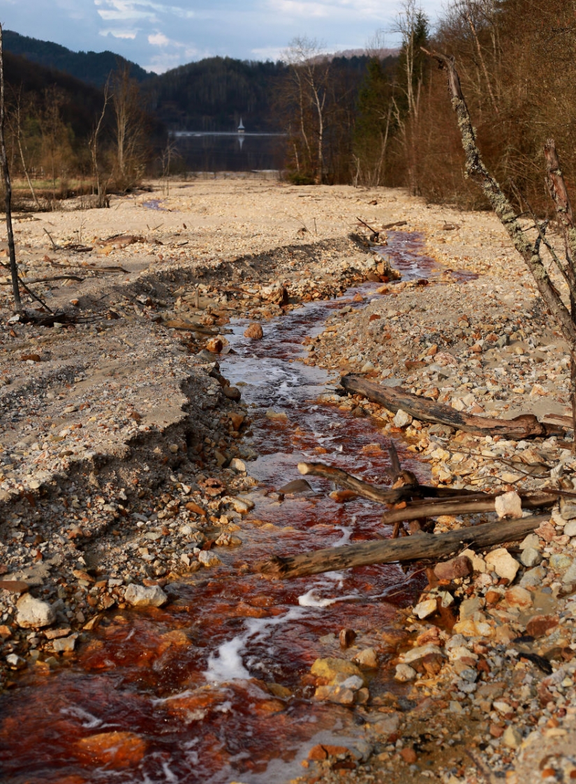 Pueblo rumano de Jamana se ahoga en el lago de residuos industriales