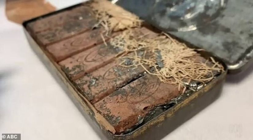 Qué aspecto tiene un chocolate de 120 años, que se encontró entre las cosas de un poeta australiano Qué aspecto tiene un chocolate de 120 años, que se encontró entre las cosas de un poeta australiano