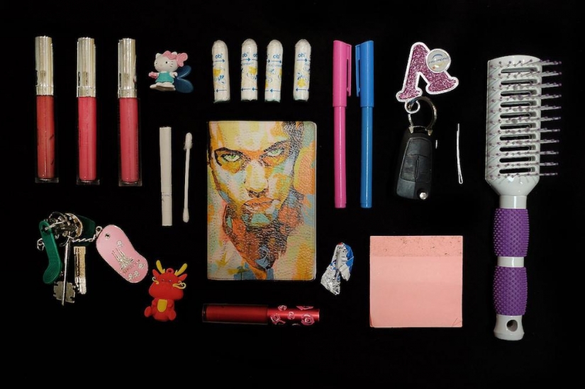 ¿Qué se guarda en los bolsos de mujer?