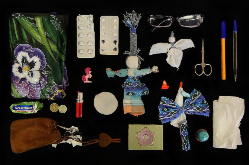 ¿Qué se guarda en los bolsos de mujer?