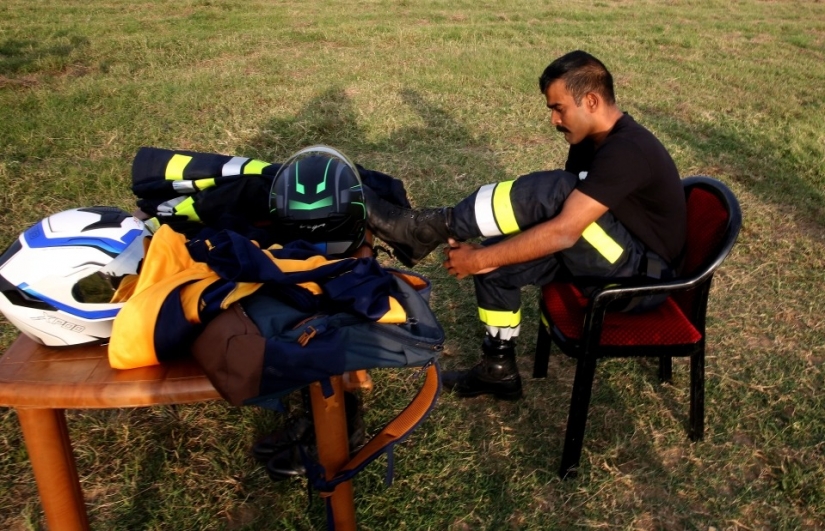 Registro ardiente: un hombre indio desesperado montó una motocicleta a través de un túnel de llamas de 127 metros