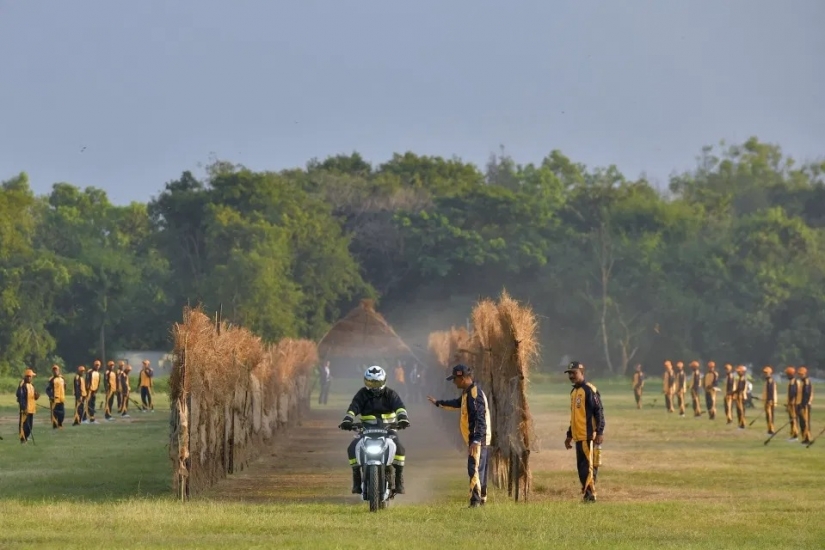Registro ardiente: un hombre indio desesperado montó una motocicleta a través de un túnel de llamas de 127 metros