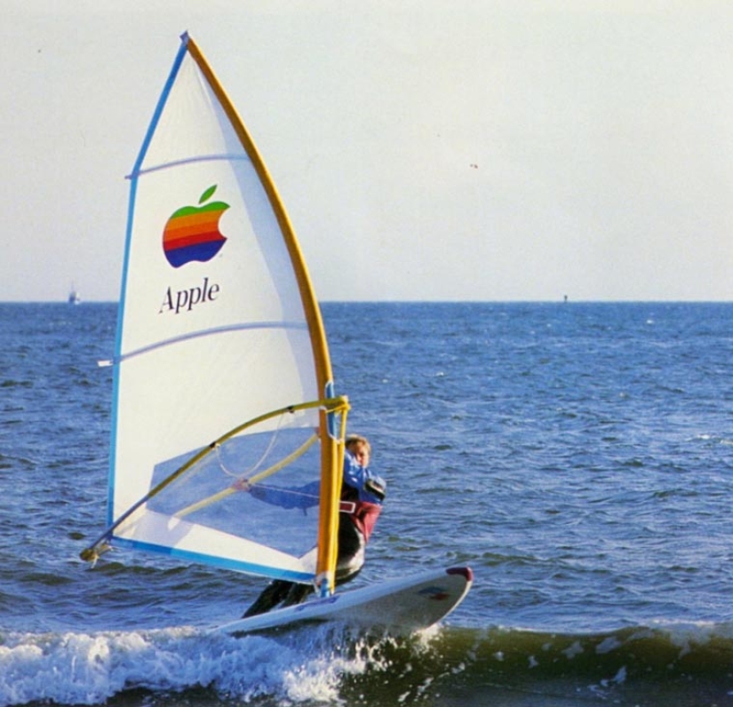 Resulta que sin Steve Jobs en la década de 1980, Apple vendía ropa Resulta que sin Steve Jobs en la década de 1980, Apple vendía ropa