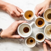 Resultado brillante: un remedio milagroso para eliminar manchas y placa en tazas