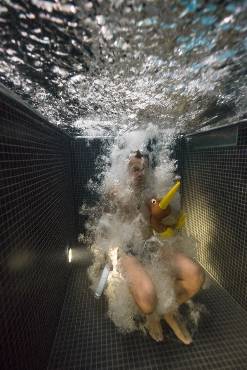 Retratos submarinos de personas que se sumergieron en una piscina de agua helada