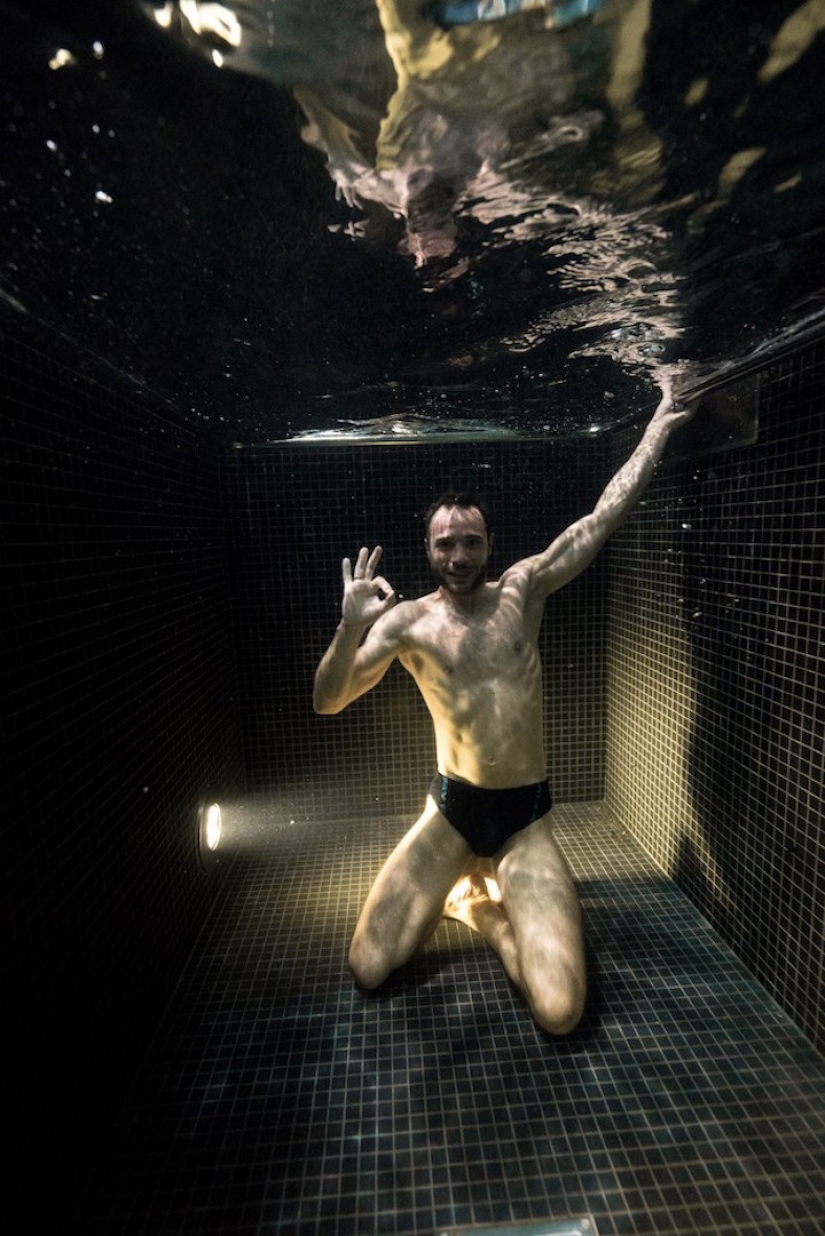 Retratos submarinos de personas que se sumergieron en una piscina de agua helada