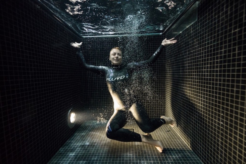 Retratos submarinos de personas que se sumergieron en una piscina de agua helada