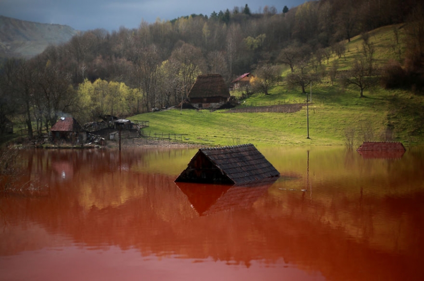 Romanian village of Jamana drowns in industrial waste lake