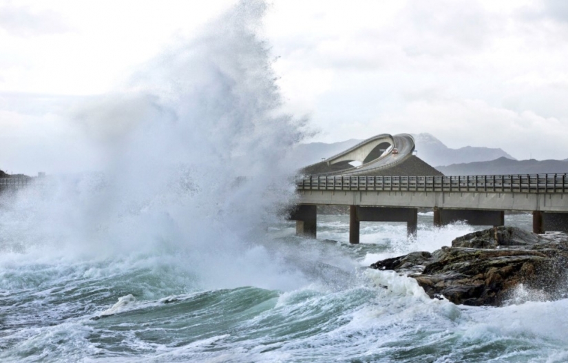 Round, unfinished and endless-10 most unusual bridges in the world Round, unfinished and endless-10 most unusual bridges in the world