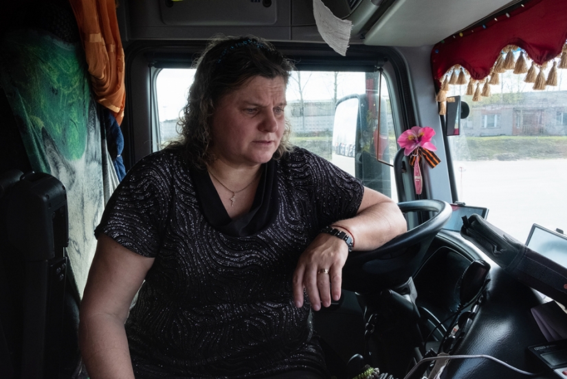 Russian dalnoboishiki about money, habits, traffic conflicts and freedom