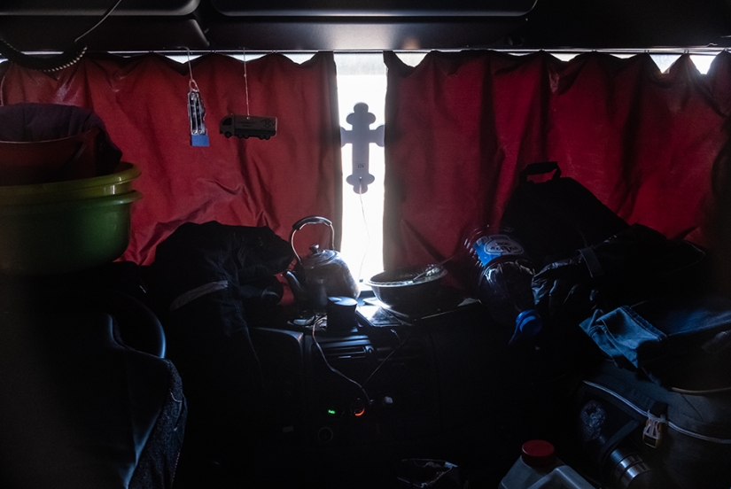 Russian dalnoboishiki about money, habits, traffic conflicts and freedom