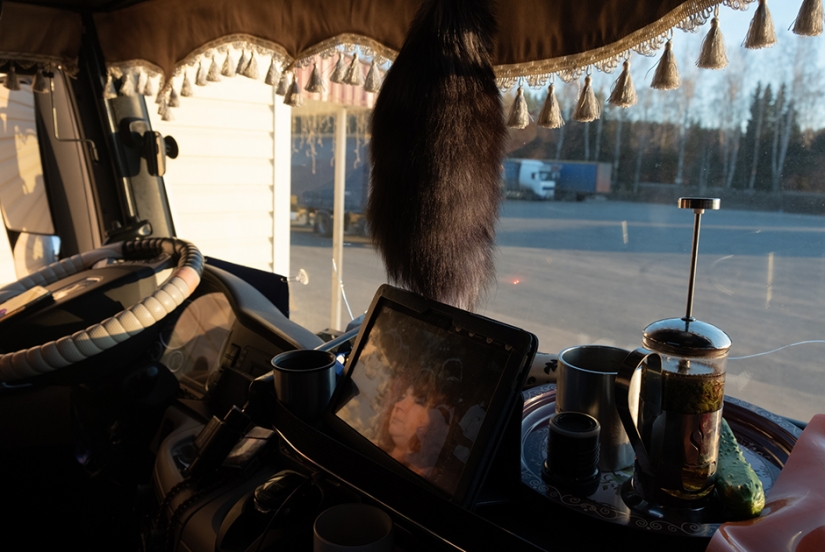 Russian dalnoboishiki about money, habits, traffic conflicts and freedom