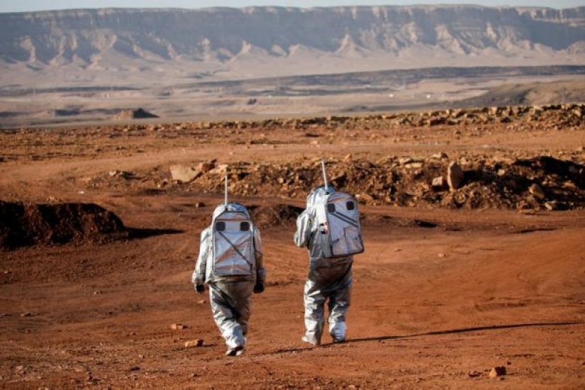 Scientists model life on Mars in rocky Israeli crater Scientists model life on Mars in rocky Israeli crater