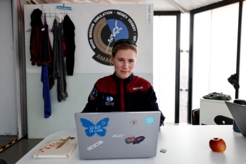 Scientists model life on Mars in rocky Israeli crater Scientists model life on Mars in rocky Israeli crater