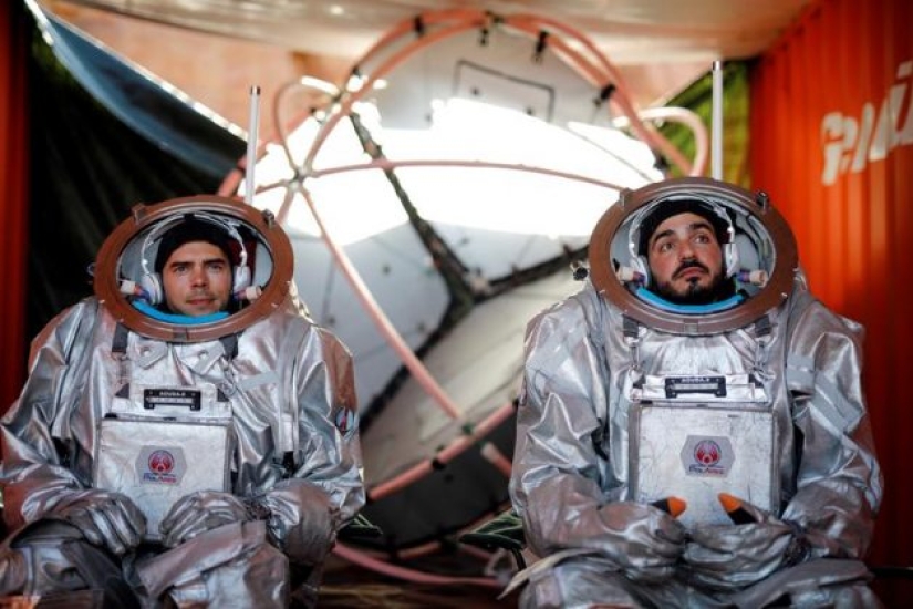 Scientists model life on Mars in rocky Israeli crater Scientists model life on Mars in rocky Israeli crater