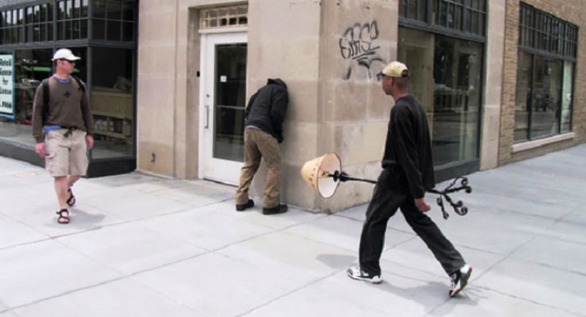 Scotch que quieres lamentar: ingeniosas instalaciones de Mark Jenkins