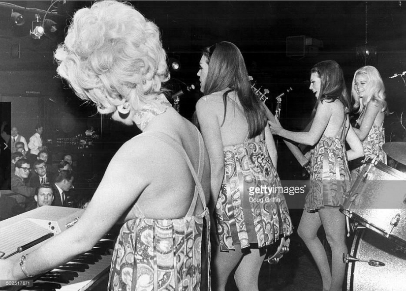 Senos cantores: grupos musicales en topless de la segunda mitad del siglo XX Senos cantores: grupos musicales en topless de la segunda mitad del siglo XX