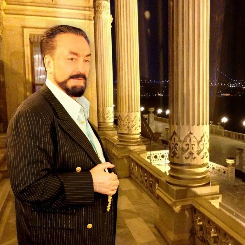 Sexo, rubia y dios: como el turco tele-evangelista ha creado un culto a la depravación bajo el disfraz de la religión