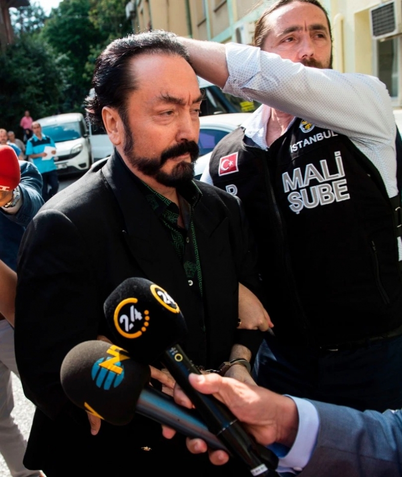 Sexo, rubia y dios: como el turco tele-evangelista ha creado un culto a la depravación bajo el disfraz de la religión