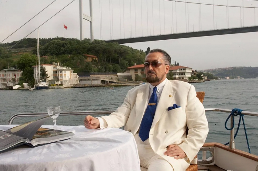 Sexo, rubia y dios: como el turco tele-evangelista ha creado un culto a la depravación bajo el disfraz de la religión